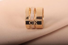 Кольцо  из желтого золота с фианитами и эмалью 18