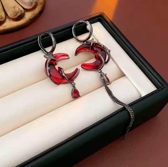 Сережки с луной, сережки с полумесяцем, сережки луна, сережки готические, сережки с подвесками, серёжки с камушками, серьги Червоний | Зображення 1