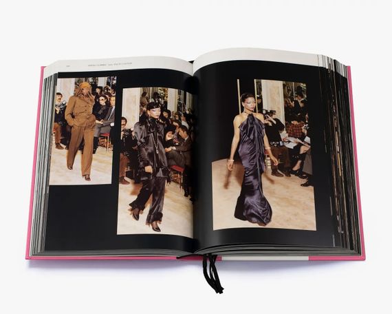 Книга про модний Дім Ів Сен-Лоран Yves Saint Laurent Catwalk: The Complete Haute Couture Collections | Зображення 3