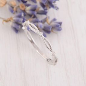 Нежное золотое кольцо с бриллиантами 21