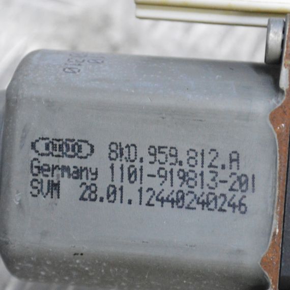 Двигун склопідіймача задній правий Audi A6 (C7) Q5 (8R) моторчик Ауді а6 ку5 мотор 8K0959812A | Зображення 1
