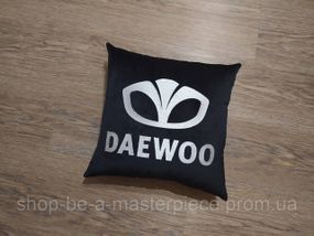 Авто Подушка c вышивкой логотипа марки део daewoo черный подарок автомобилисту 00454