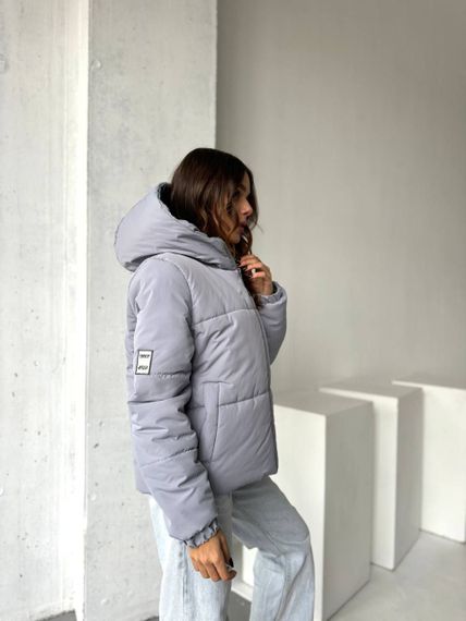 Жіноча тепла стьобана коротка зефірка куртка на блискавці з капюшоном розмір 48/50 колір сірий UH270 | Зображення 1