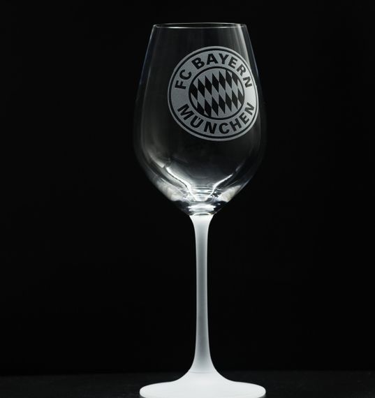 Подарунковий келих для вина з гравіюванням 480 мл з гравіюванням з лого футбольного клубу Баварія