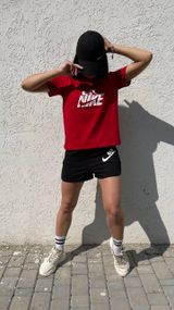 Жіноча футболка червона
