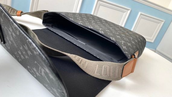 Сумка-мессенджер Louis Vuitton District MM Articles De Voyage Monogram Eclipse | Зображення 6