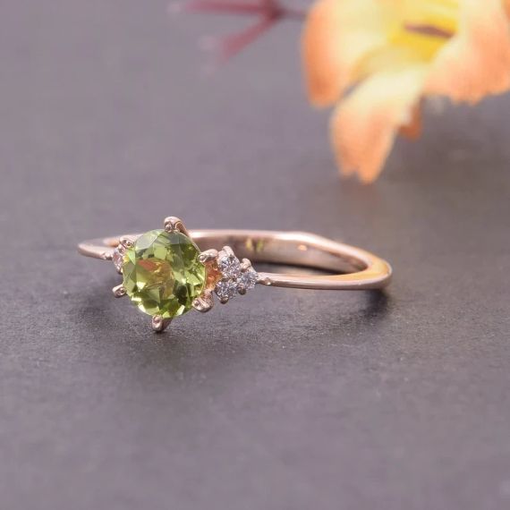 Кольцо из красного золота с хризолитом 20