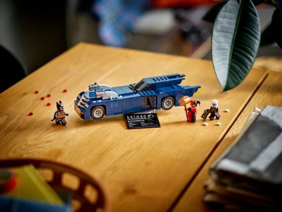 Конструктор LEGO Batman Бетмен на бетмобілі проти Харлі Квін і Містера Фріза 76274 | Зображення 9