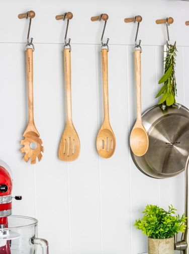 Ложка для сервірування з прорізами KitchenAid Coreline KQR704OHE 34 см бежева | Зображення 1