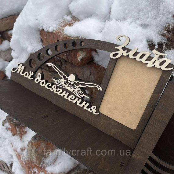 Медальница с фоторамкой и полкой для кубков Деревянный держатель для медалей Органайзер для дипломов, грамот | Зображення 3