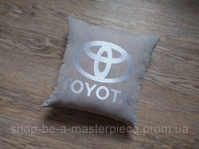 Авто Подушка з вишивкою логотипу марки Тойота Toyota сірий подарунок автомобілісту 00183