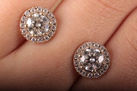 Сережки пуссеты из желтого золота с мауссанитами | Зображення 7
