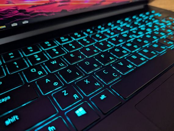 Ігровий ноутбук Razer Blade 15 Base RZ09-0328 / 15.6" (1920x1080) IPS / Intel Core i7-10750H (6 (12) ядер по 2.6 - 5.0 GHz) / 16 GB DDR4 / 512 GB SSD / nVidia GeForce RTX 2070, 8 GB GDDR6, 256-bit / WebCam / HDMI / Windows 10 б/в + Подарунок Миша / USB | Зображення 7