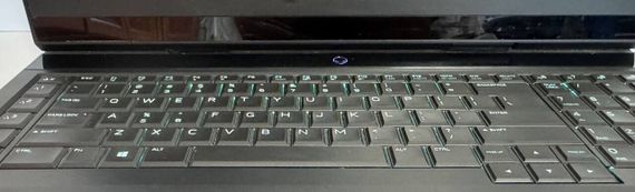 Ігровий ноутбук Dell Alienware 17 R4 / 17.3" (1920x1080) IPS / Intel Core i7-7820HK (4 (8) ядра по 2.9 - 3.9 GHz) / 32 GB DDR4 / 256 GB SSD + 1000 GB HDD / nVidia GeForce GTX 1070, 8 GB GDDR5, 256-bit / WebCam б/в | Зображення 5