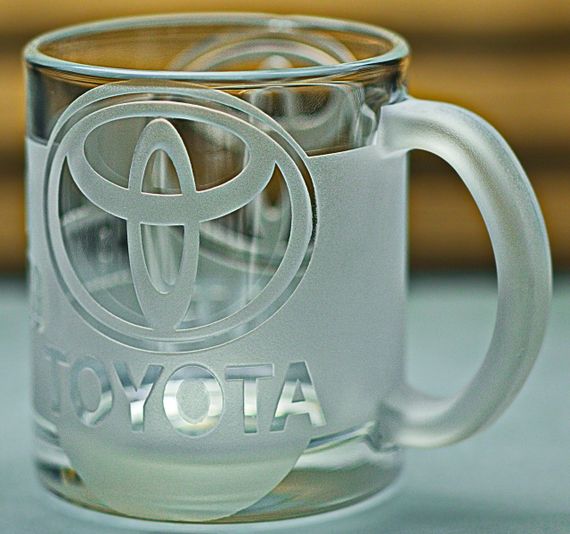 Скляна чашка Toyota Тойота 320 мл з гравіюванням Подарунок автолюбителю кружка для чаю та кави з лого  авто та  легендарний слоган | Зображення 7