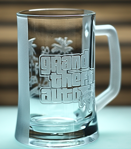 Пивний келих з ручкою 670 мл ГТАз гравіюванням  кружка Grand Theft Auto Подарунок геймеру GTA | Зображення 3