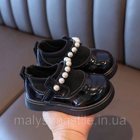 Детские лаковые туфли для девочки, чёрные. Лоферы с бусинками для детей