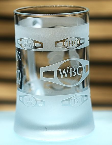 Пивной бокал 670 мл Усик символ непобедимости и воли к победе подарок для фаната бокса кружка с гравировкой | Зображення 3