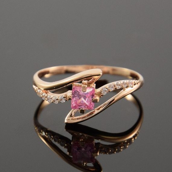 Кольцо из красного золота с нежно розовым квадратным камнем 16 | Зображення 2