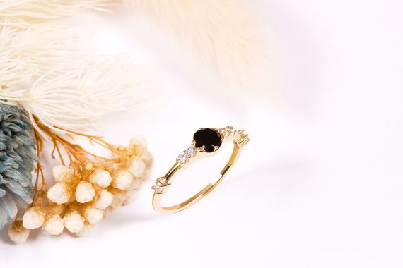 Кольцо из желтого золота с черным камнем 20.5 | Зображення 7