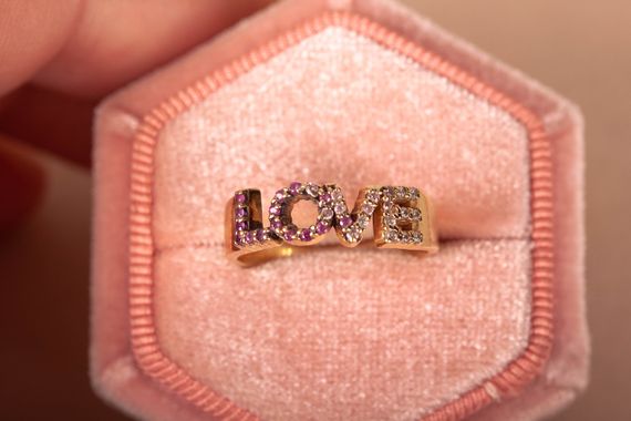 Кольцо LOVE из желтого золота с фианитами 22