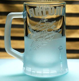 Подарочный бокал для пива с ручкой 670 мл с гравировкой надписи Ангелы Неба пилоту летчику