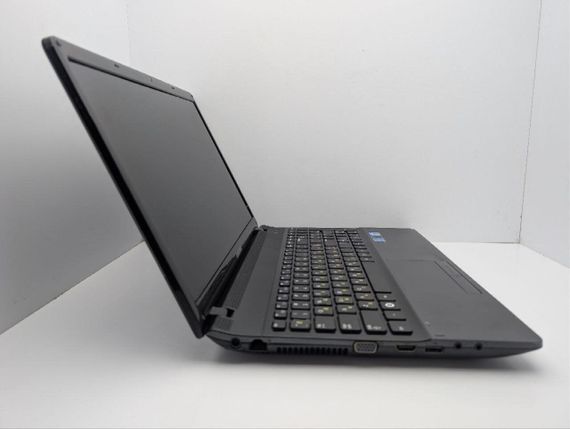 Ноутбук Samsung NP300E5A / 15.6" (1366x768) TN / Intel Core i3-2350M (2 (4) ядра по 2.3 GHz) / 6 GB DDR3 / 500 GB HDD / Intel HD Graphics 3000 / WebCam / DVD-ROM б/в | Зображення 3
