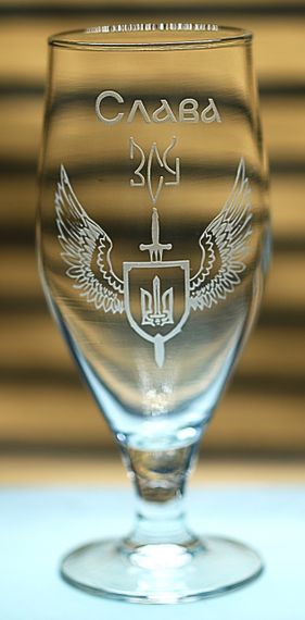 Келих для пива на ніжці 500 мл з гравіюванням напису Слава ЗСУ подарунок військовому