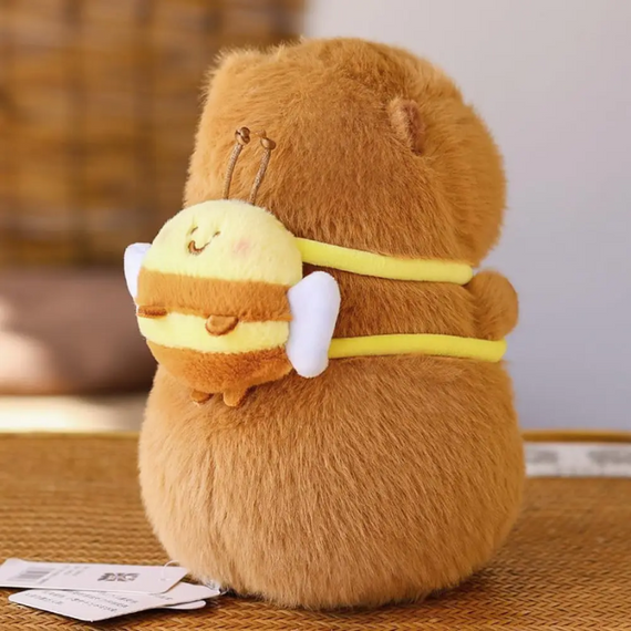 Іграшка капібара м'яка з бджолиним рюкзачком 30.5 см — плюшева іграшка-антистрес, безпечна для дітей від 3 років