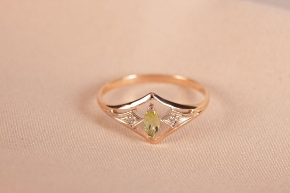 Кольцо из красного и белого золота с хризолитом 20.5 | Зображення 5