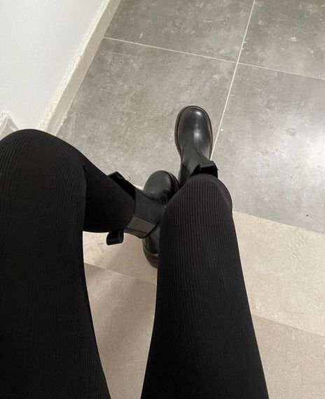 Жіночі лосини в рубчик з ефектом Push Up з високою посадкою колір чорний, розмір 42/48   IP715 | Зображення 4