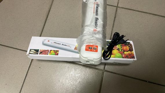 ОЧЕНКА! Вакуумний пакувальник продуктів білій Vacuum Sealer кухонний вакууматор для дому (Трення на корпусі 3405) | Зображення 1