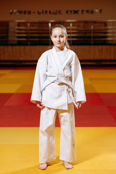 Біле дитяче кімоно для дівчаток, карате, TM BUDOGI, зріст 110 см, щільність 240 гр/м.кв.