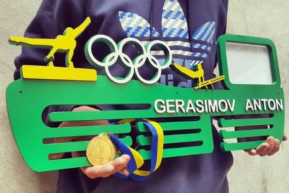 Медальниця спортивна гімнастика, іменна, дерев'яна, з фоторамкою, полка для кубків і медалей