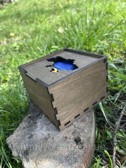 Прапор України до дня перемоги в дерев'яній подарунковій коробці з гербом або картою України | Патріотичний подарунок | Зображення 3