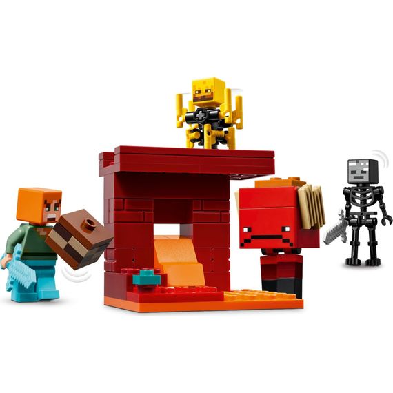Конструктор LEGO Minecraft Битва з лавою у Незері (21266) | Зображення 2