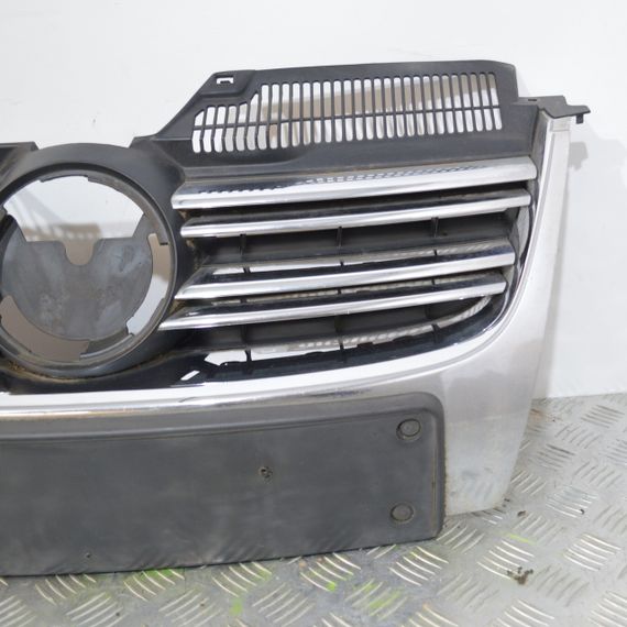 Решітка радіатора Volkswagen Golf V Jetta 2003-2009 Решітка переднього бампера Фольксваген Гольф 5 1K5853653 | Зображення 3