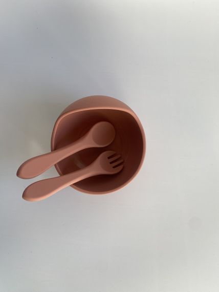 Глибока тарілка силіконова на присосці з приборами темна пудра | Зображення 1