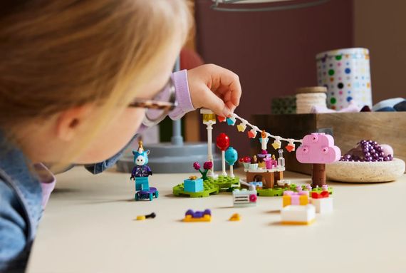 Конструктор LEGO Animal Crossing Вечірка з нагоди дня народження Julian (77046) | Зображення 2