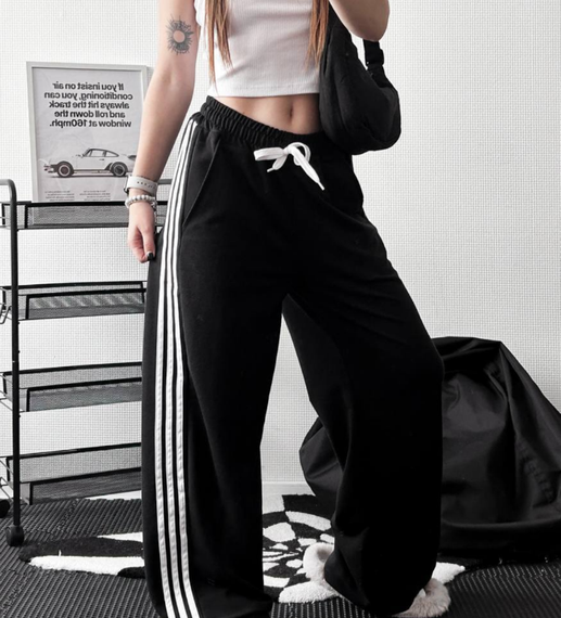 Женские широкие спортивные штаны палаццо с лампасами TS146 цвет черный, размер onesize 42/46 | Зображення 1