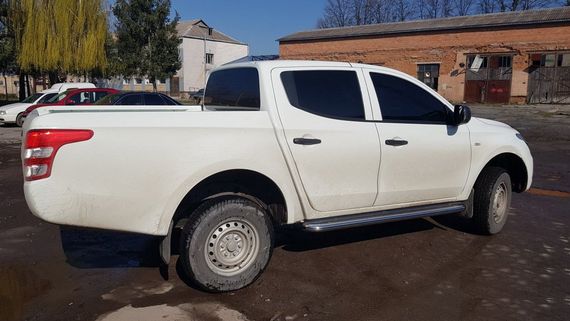 Боковые пороги Premium (2 шт., нерж.) Ø42 для Mitsubishi L200 2015-2024 гг