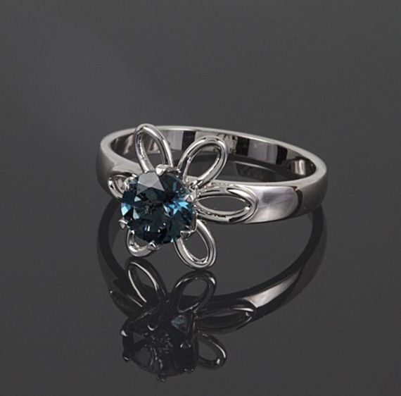 Кольцо из белого золота с топазом London Blue 20