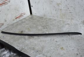 Молдинг лобового скла правий Volkswagen Passat B6 2005-2010 Листва скла права Фольксваген 3C0854328A