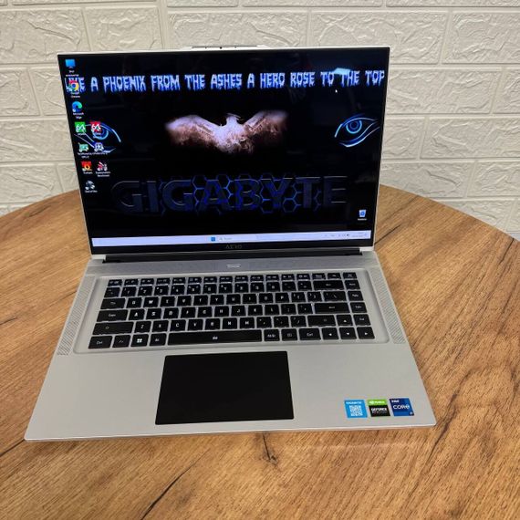 Ігровий ноутбук Gigabyte Aero 16 XE4 / 16" (3840x2400) OLED / Intel Core i7-12700H (14 (20) ядер по 3.5 - 4.7 GHz) / 16 GB DDR4 / 1000 GB SSD / nVidia GeForce RTX 3070 Ti, 8 GB GDDR6, 256-bit / WebCam б/в | Зображення 1