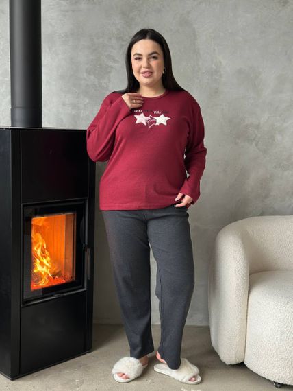 Зручна червона піжамка PLUS SIZE  із зірочками та чорними штанами | Зображення 3