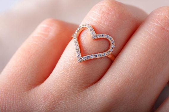 Кольцо сердечко из красного золота с фианитами 15