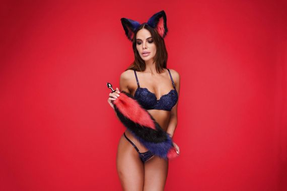 Анальний хутряний хвіст без пробки, Триколірний: Червоний, чорний, синій з червоним кінчиком, OKOVA 50 см. sexstyle