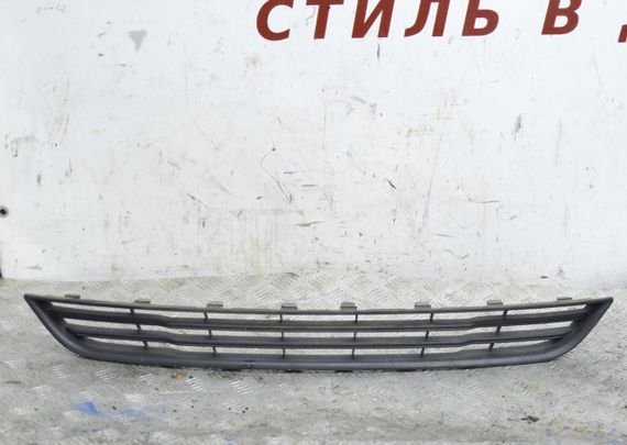 Решітка в бампер центральна Ford Fiesta VII 2012-2017 Решітка бампера центральна Форд Фієста 7 C1BB17K945AA