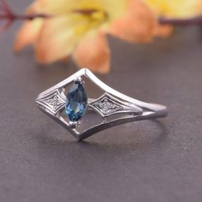 Кольцо из белого золота с топазом London Blue 19.5