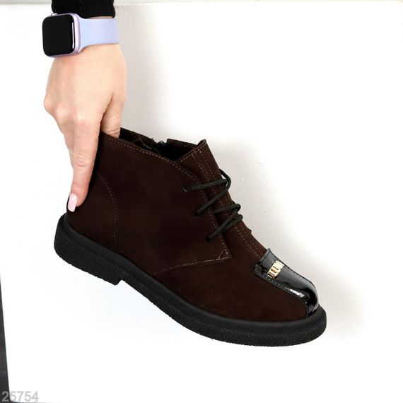 Дизайнерские шоколадные замшевые зимние ботинки с глянцевой вставкой | Зображення 4